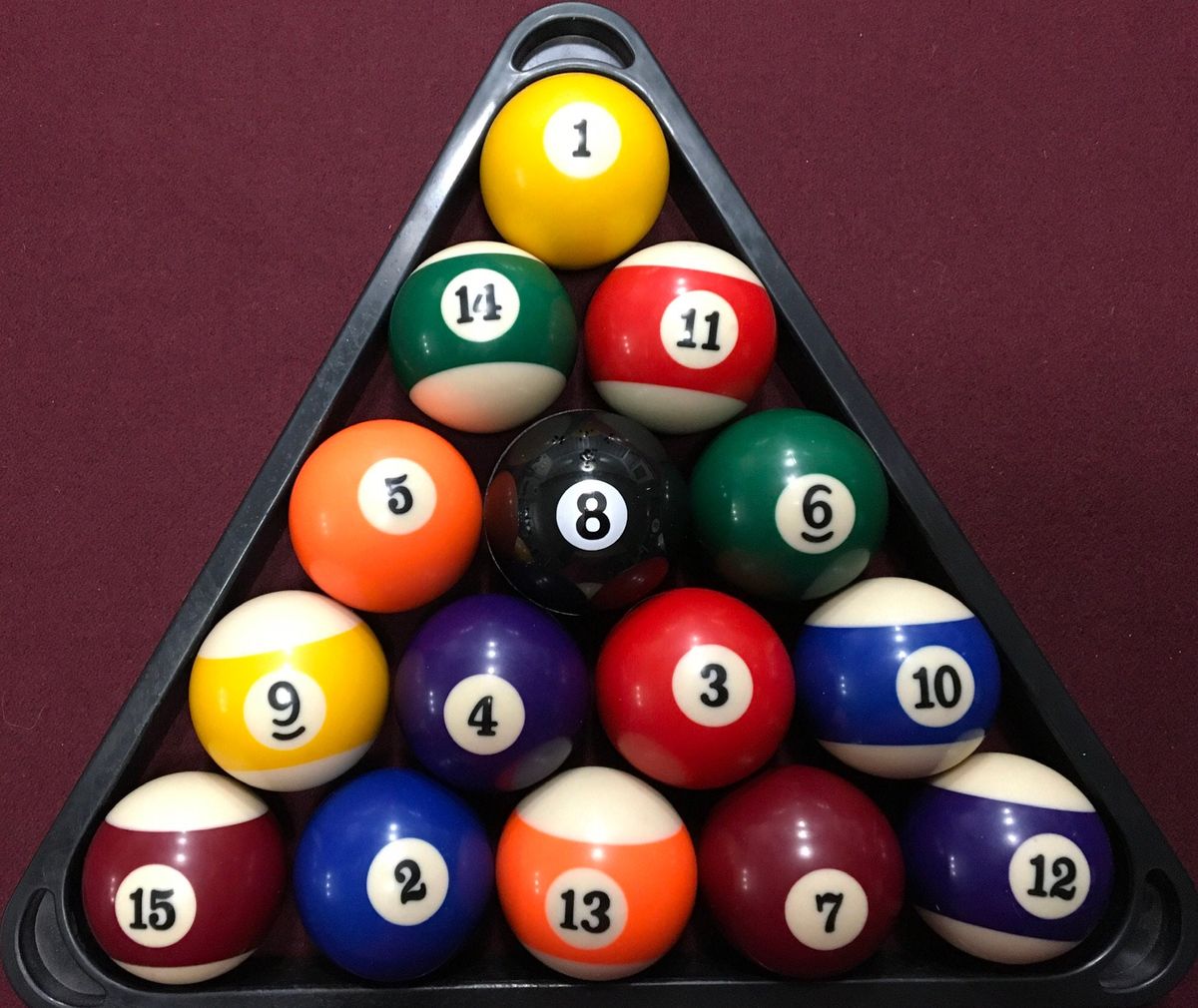 Supreme commercialise des boules de billard américain